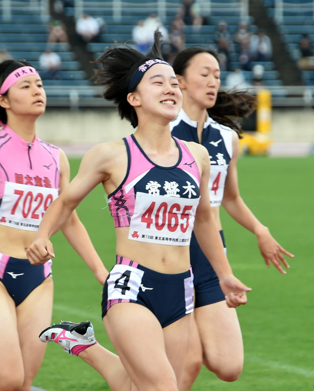 女子100㍍で優勝し、笑顔の常盤木学園・千葉（中央）（撮影・山田愛斗）