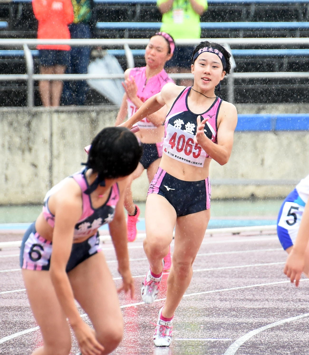女子400メートルリレーで常盤木学園アンカー浅野（手前）にトップでバトンを渡す3走・千葉（撮影・山田愛斗）