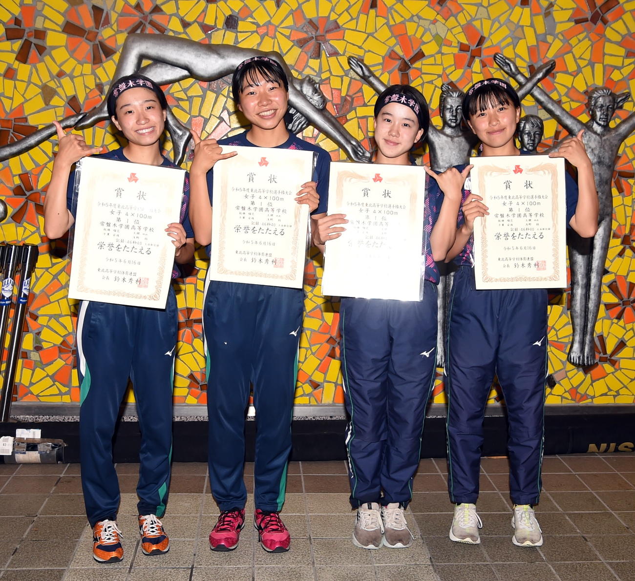 大会新記録で女子400メートルリレーを優勝した常盤木学園の左から1走・板橋、2走・大槻、3走・千葉、4走・浅野
