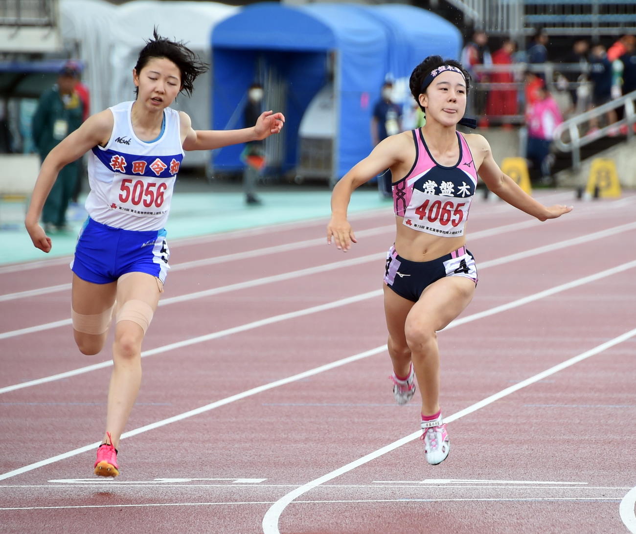 女子100㍍で自己ベストを更新して優勝した常盤木学園・千葉（右）と2位の秋田令和・三浦（撮影・山田愛斗）