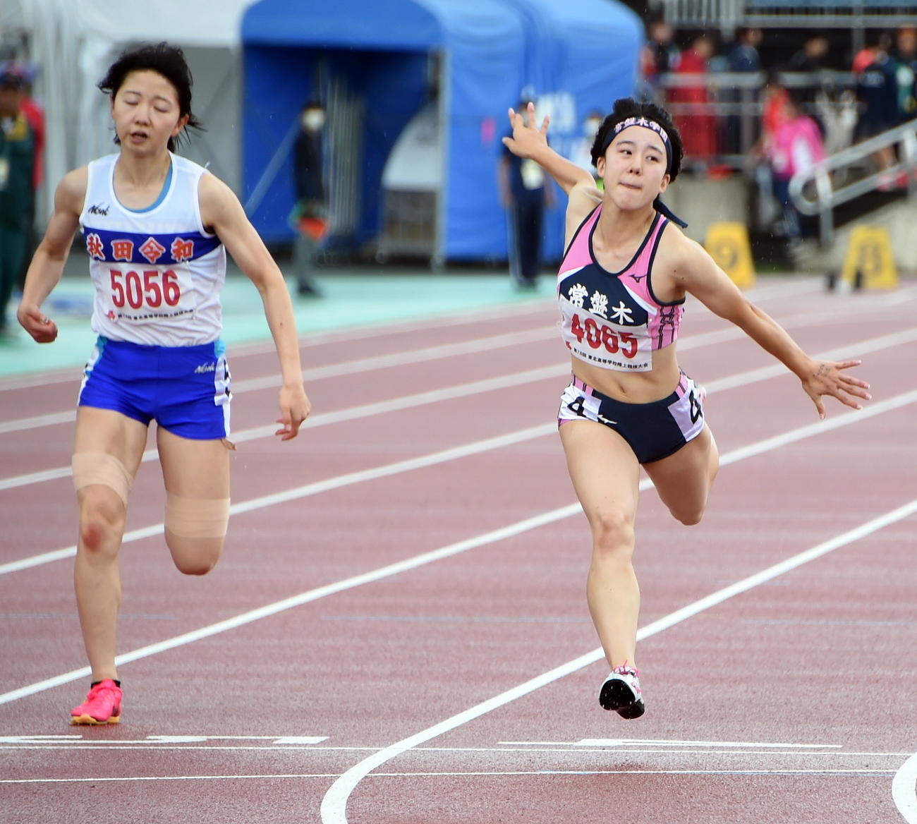 女子100㍍で自己ベストを更新して優勝した常盤木学園・千葉（右）と2位の秋田令和・三浦（撮影・山田愛斗）