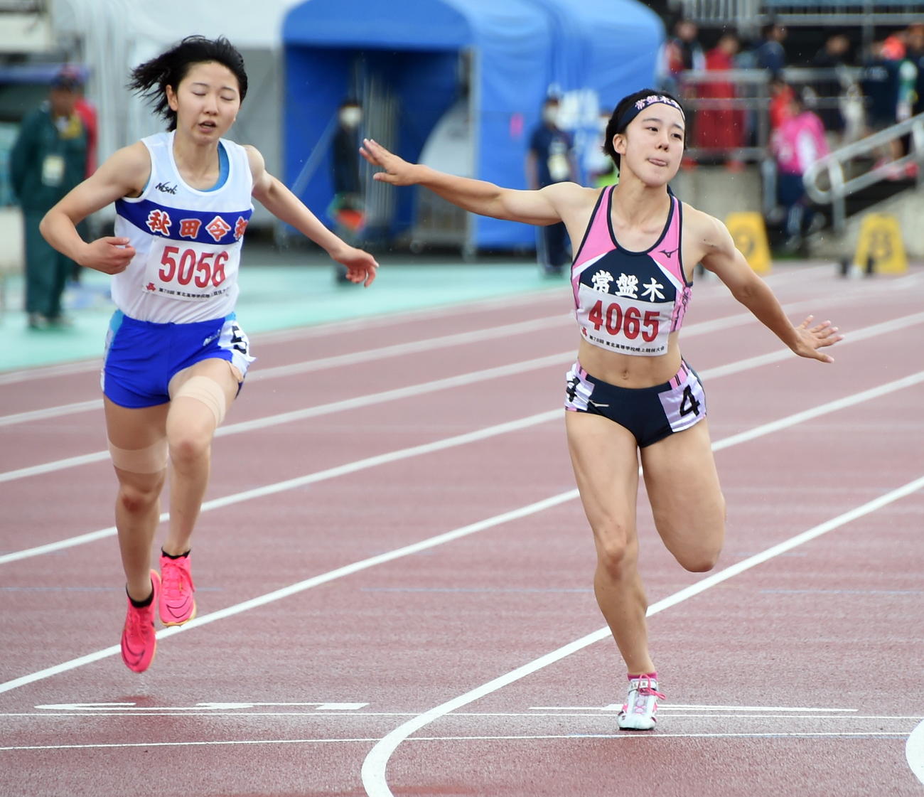 女子100㍍で自己ベストを更新して優勝した常盤木学園・千葉（右）と2位の秋田令和・三浦（撮影・山田愛斗）