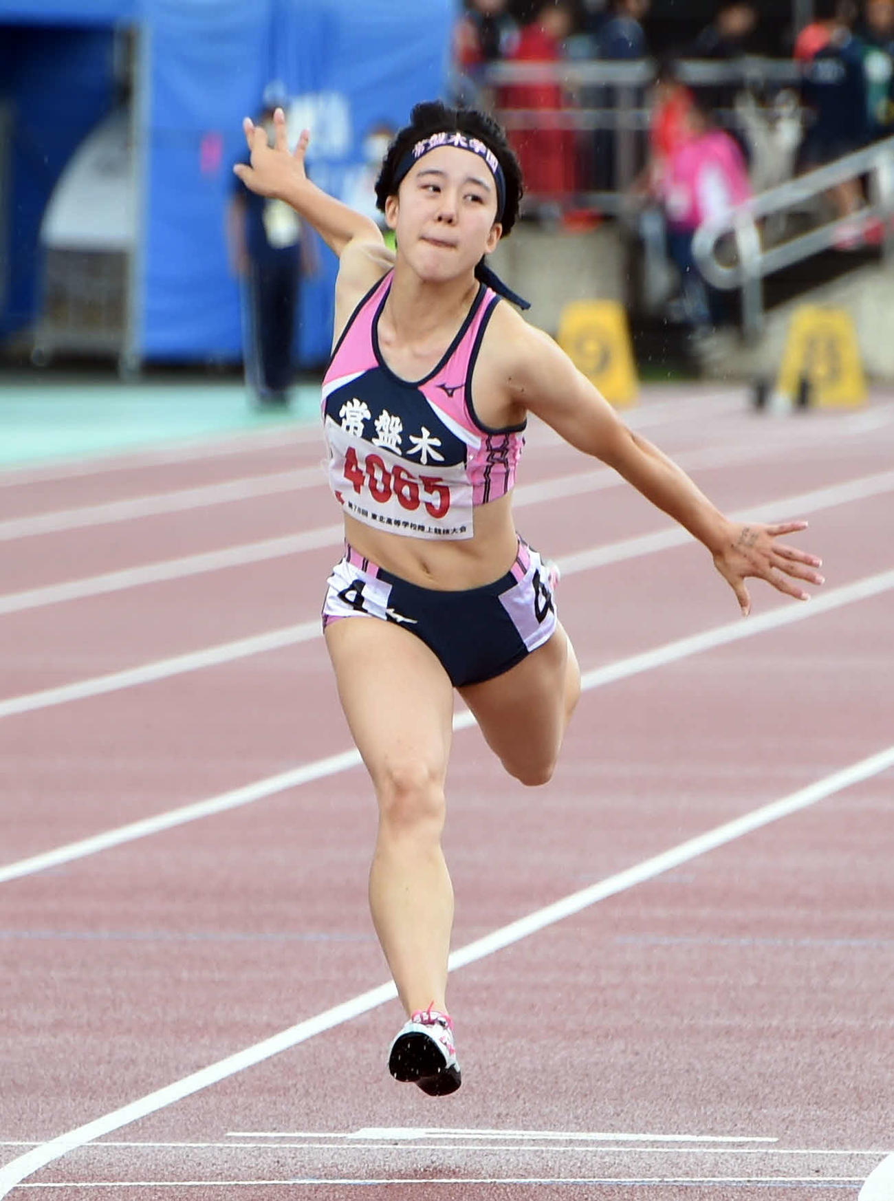 女子100㍍で自己ベストを更新して優勝した千葉