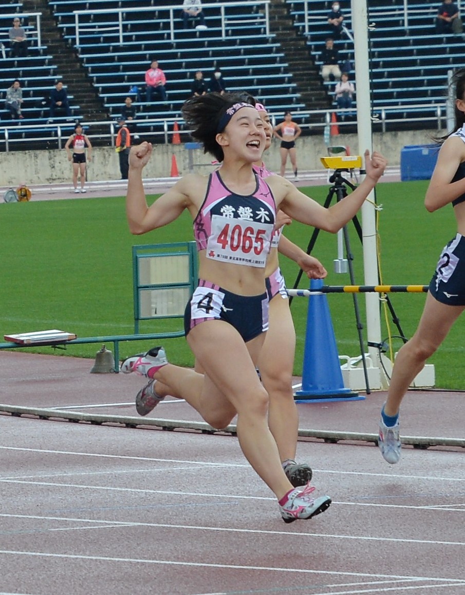 女子100メートルで優勝した常盤木学園・千葉安珠（2年）は笑顔でガッツポーズ（撮影・濱本神威）