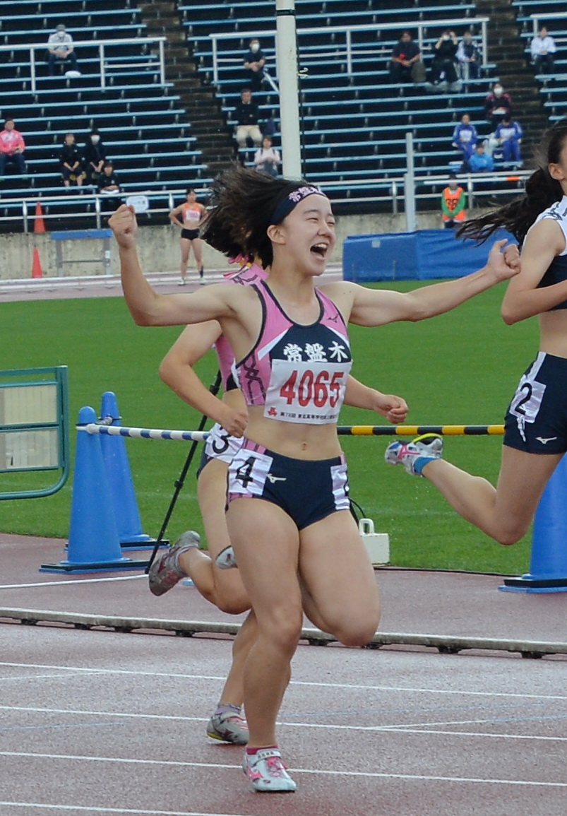 女子100メートルを制しガッツポーズする千葉