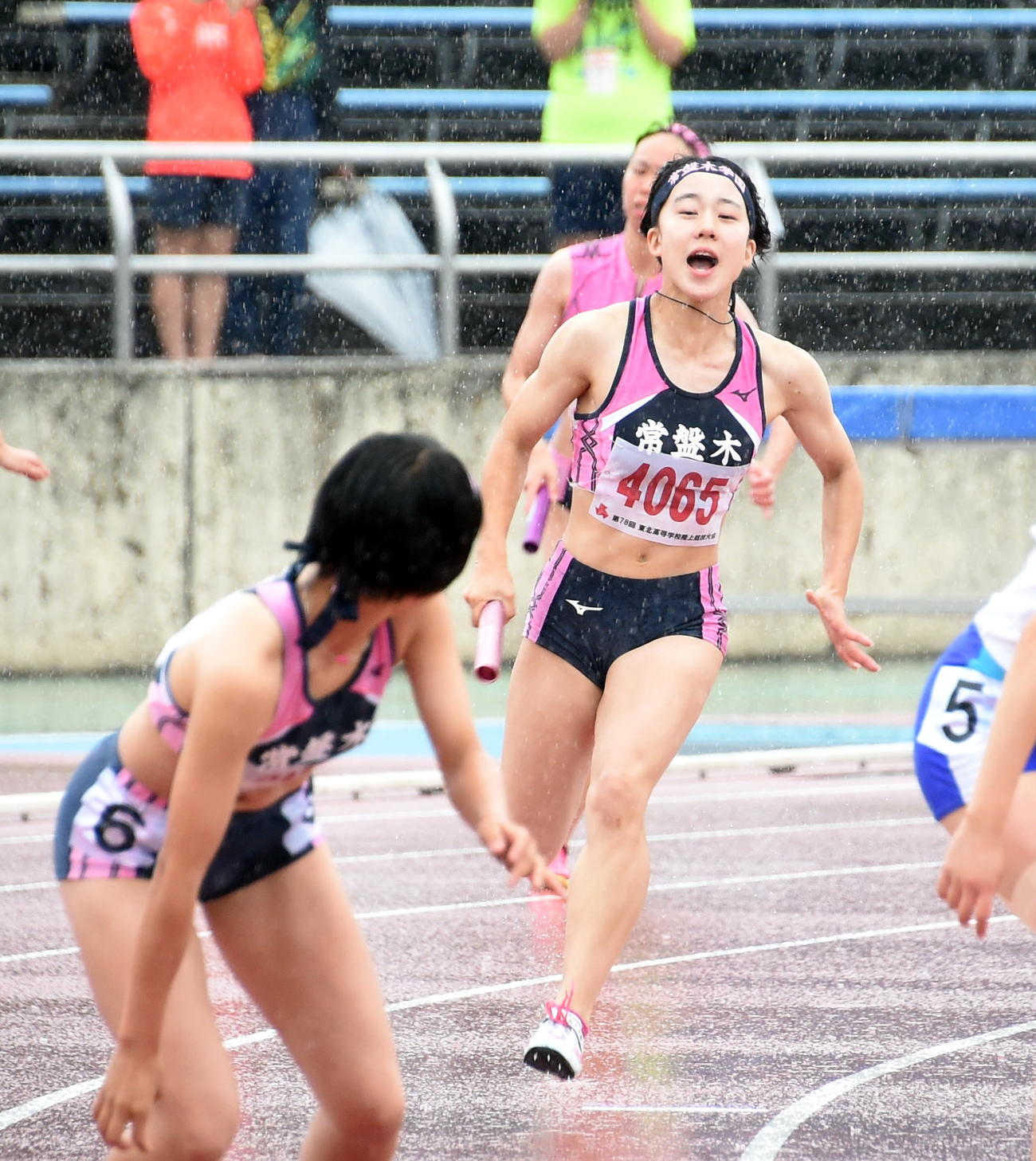女子400メートルリレーで常盤木学園アンカー浅野（手前）にトップでバトンを渡す3走・千葉（撮影・山田愛斗）