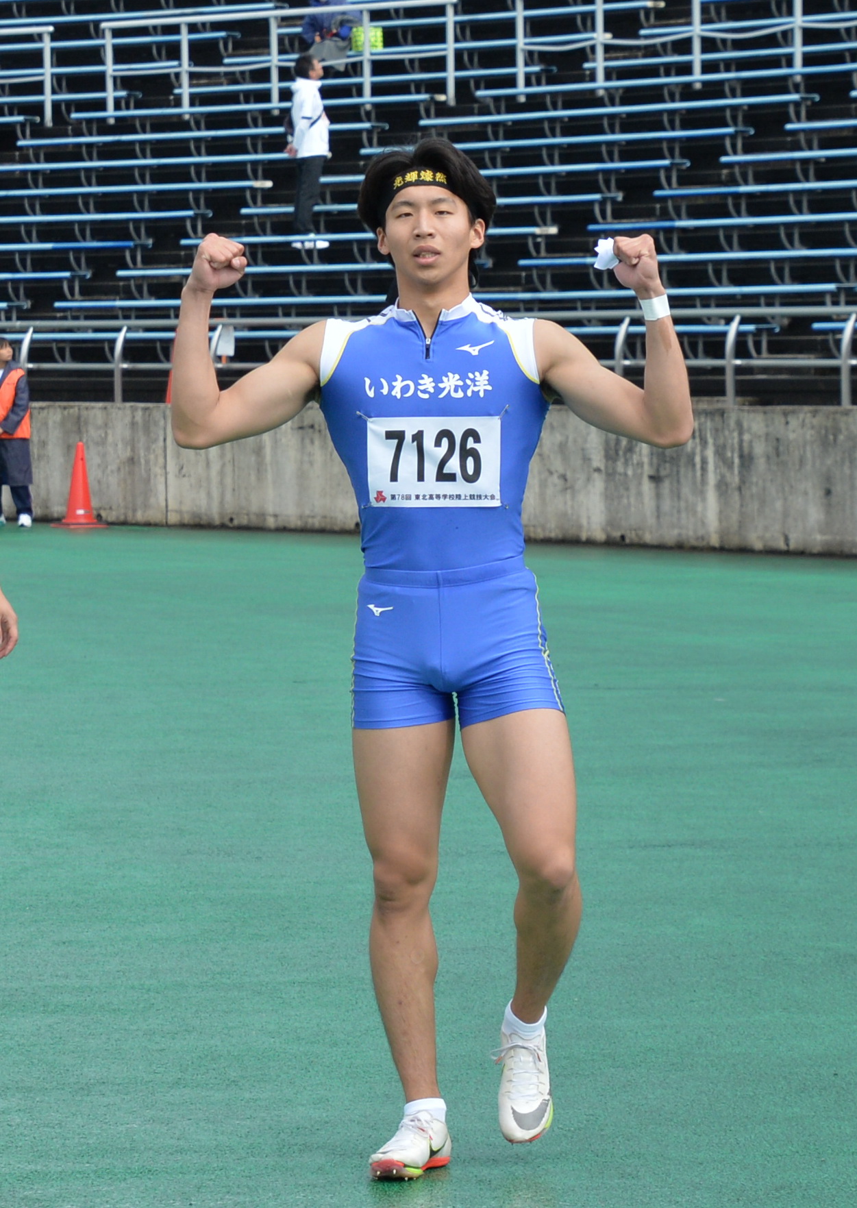 男子100メートルで優勝し、ガッツポーズするいわき光洋・菅野