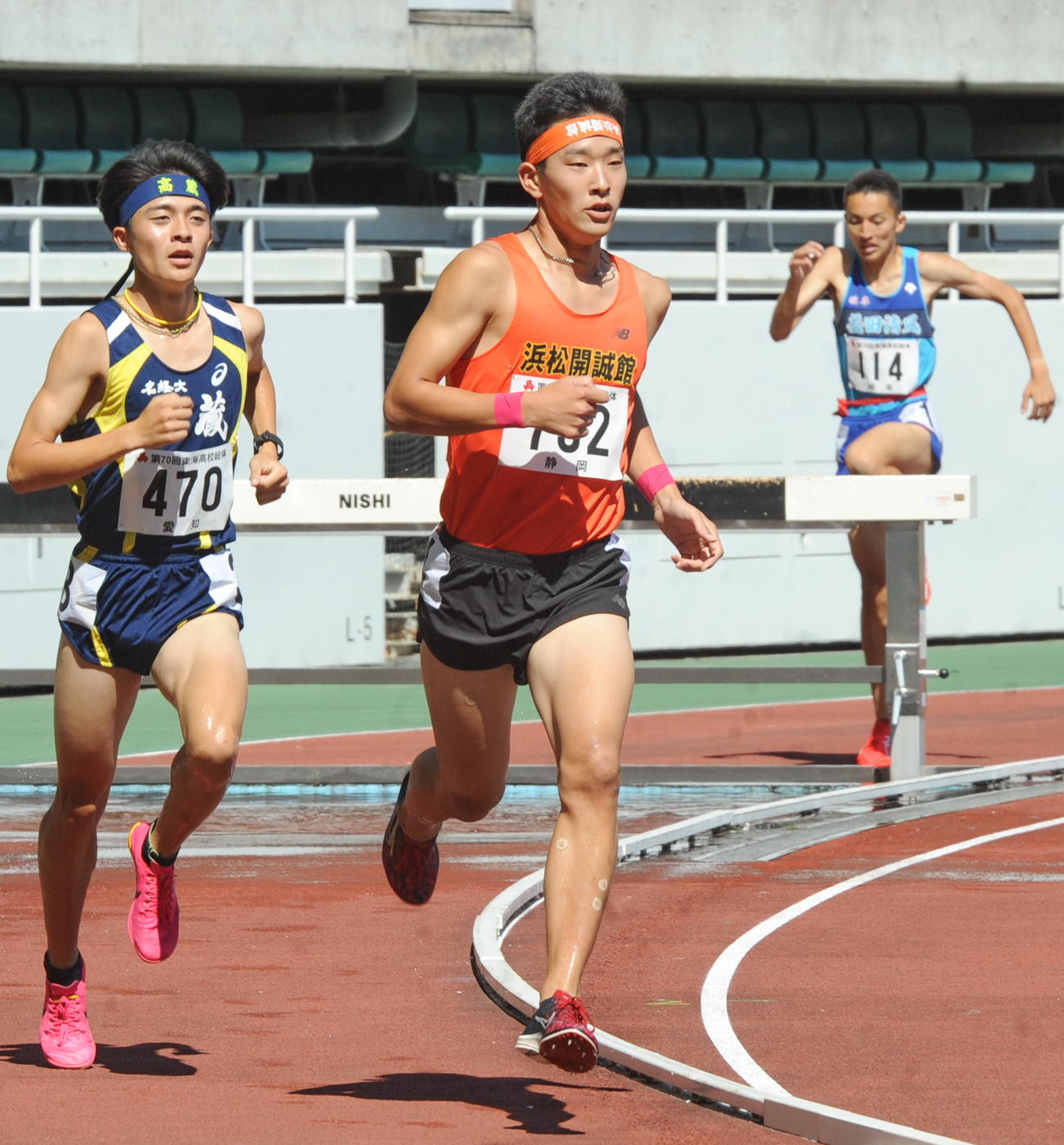 男子3000メートル障害で先頭を競り合う浜松開誠館・辻本（左から2人目）