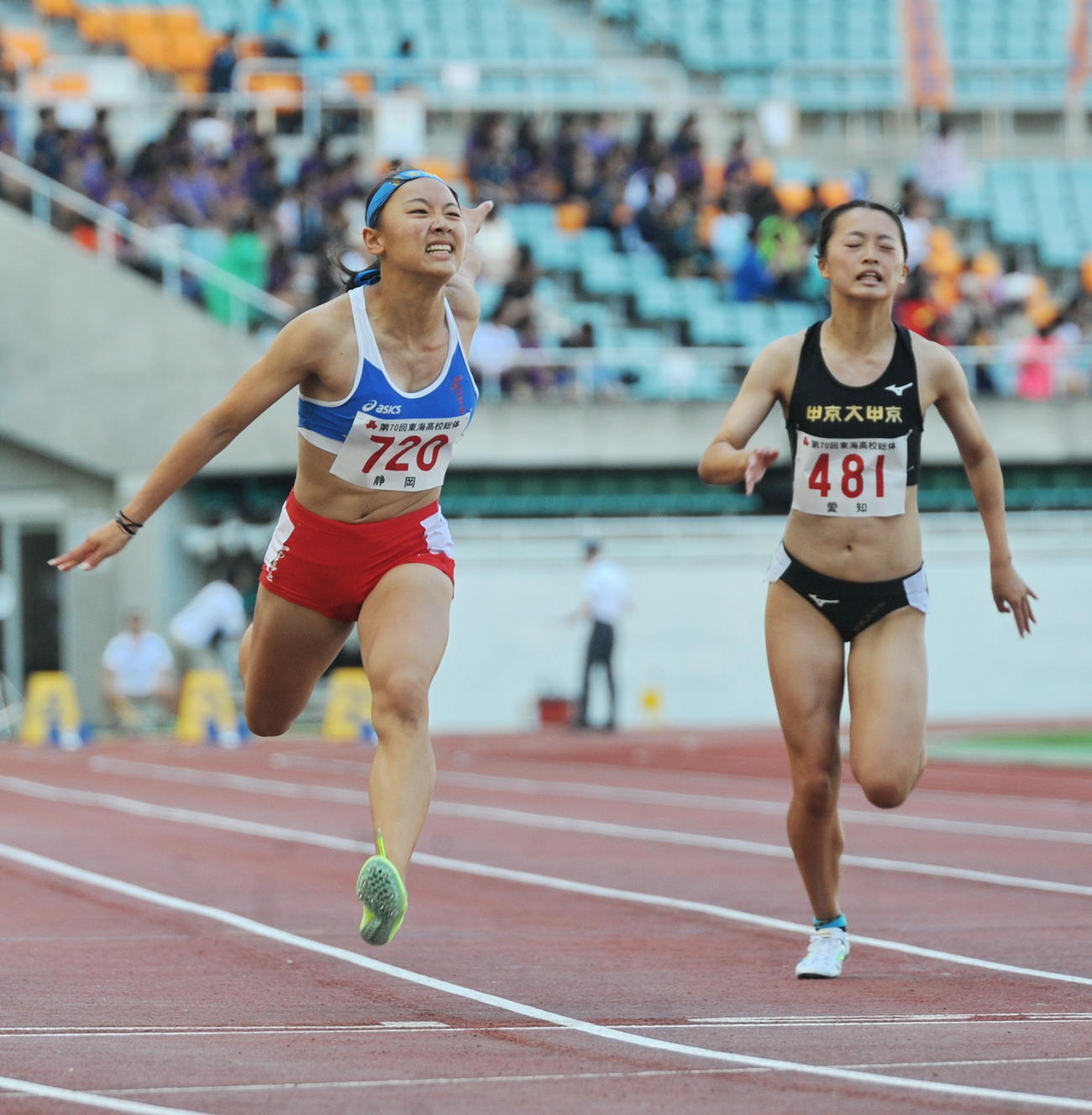 女子100メートルを制した富士市立・小針（左）