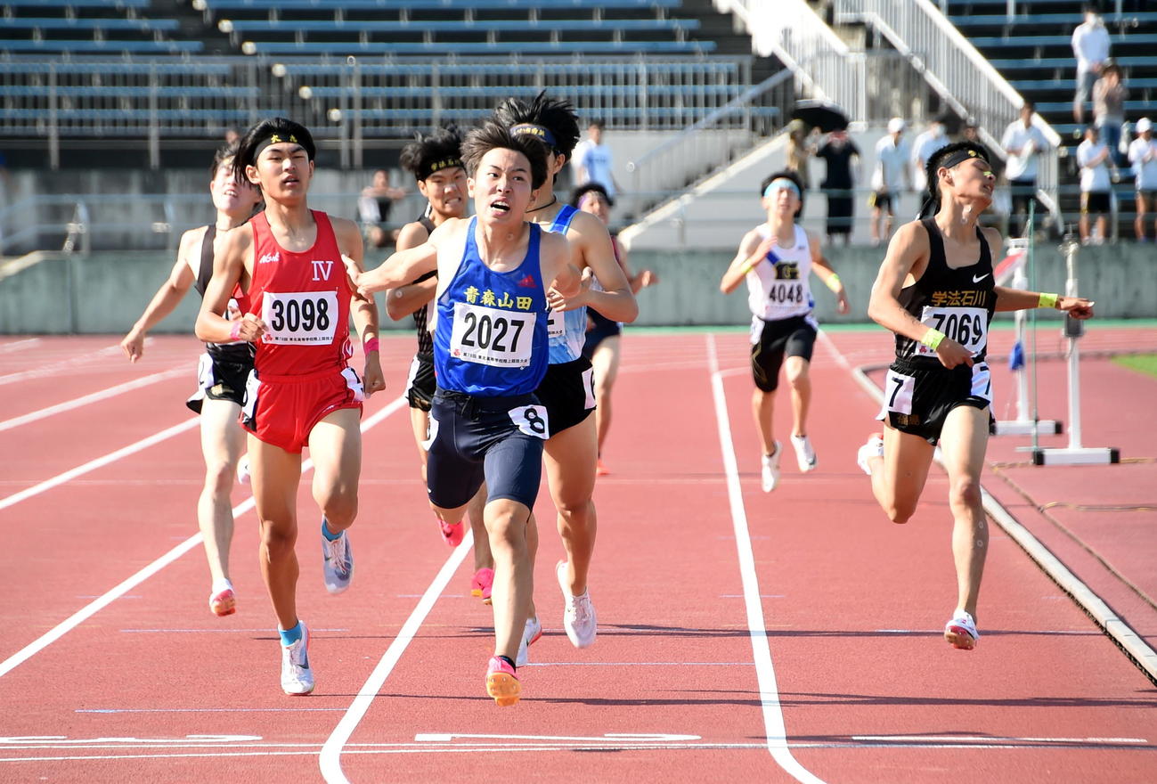 男子800メートルを僅差で制した青森山田・伊藤（前列左から2人目）、2位の盛岡四・菊池（同1人目）ら（撮影・山田愛斗）