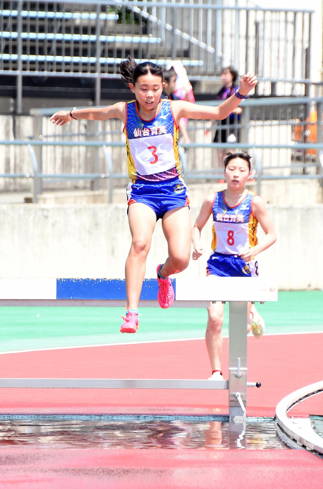 女子2000メートル障害でワンツーフィニッシュを決めた1位の仙台育英・佐藤（手前）と2位の松島（撮影・山田愛斗）