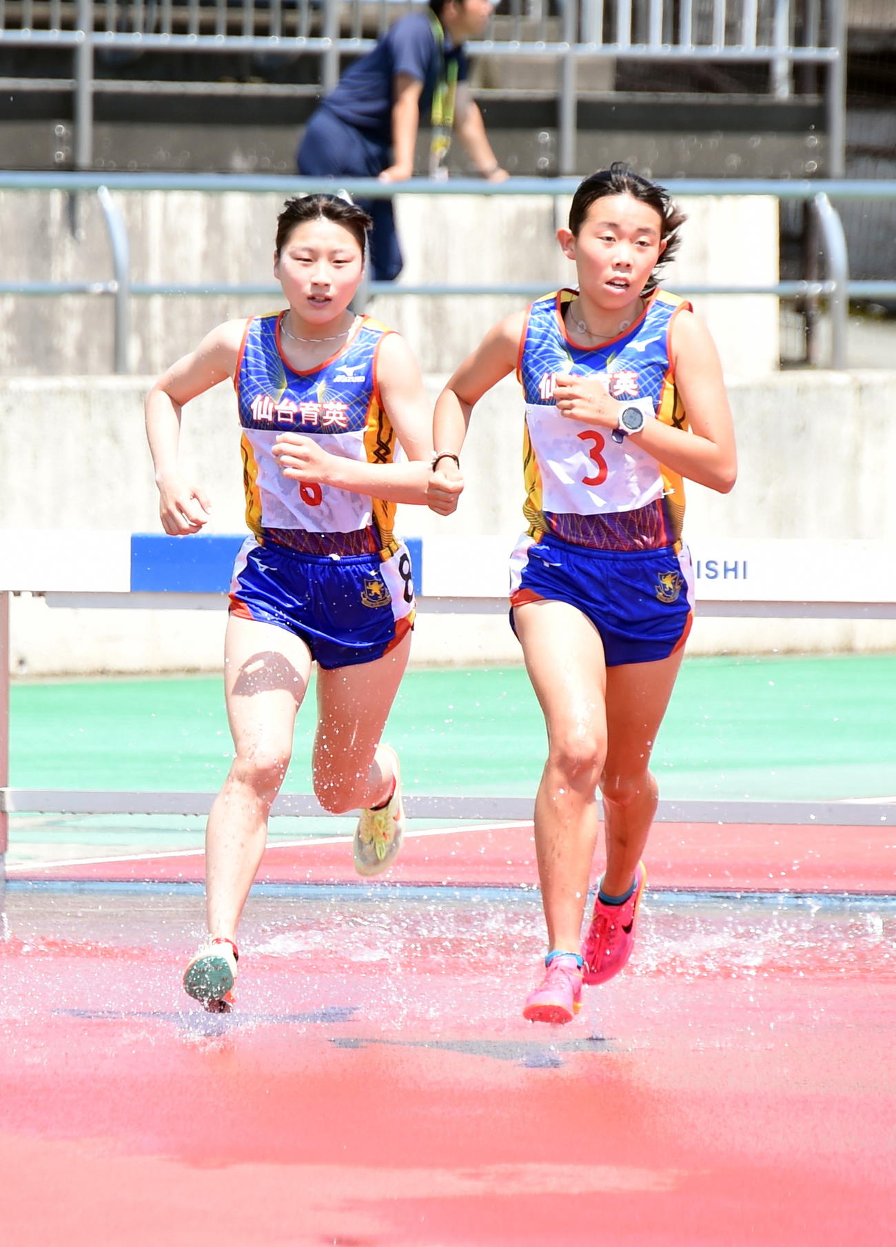 女子2000メートル障害でワンツーフィニッシュを決めた1位の仙台育英・佐藤（右）と2位の松島（撮影・山田愛斗）