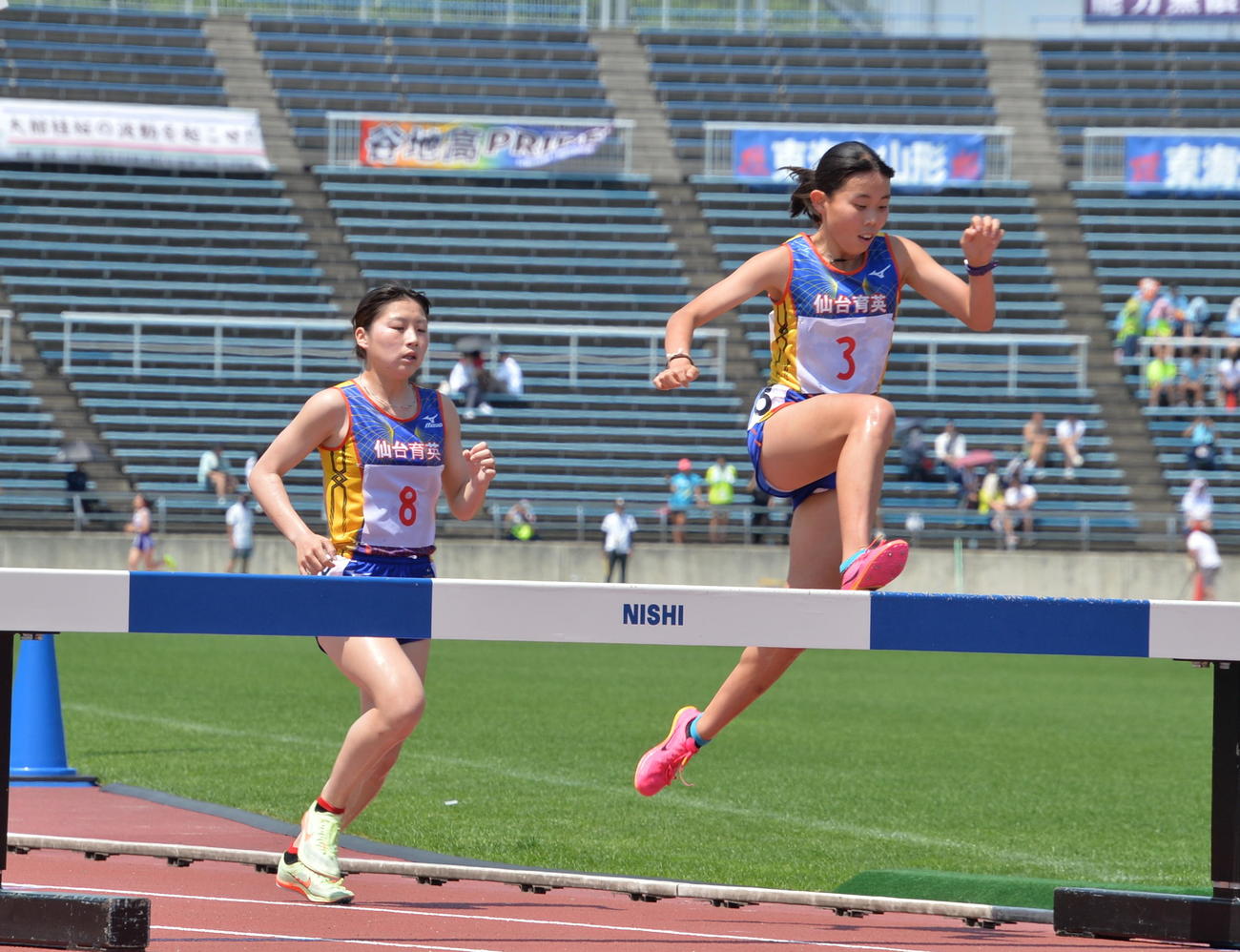 女子2000メートル障害　トップで障害を跳ぶ仙台育英・佐藤柚優（2年、右）。2位は松島。（撮影・濱本神威）