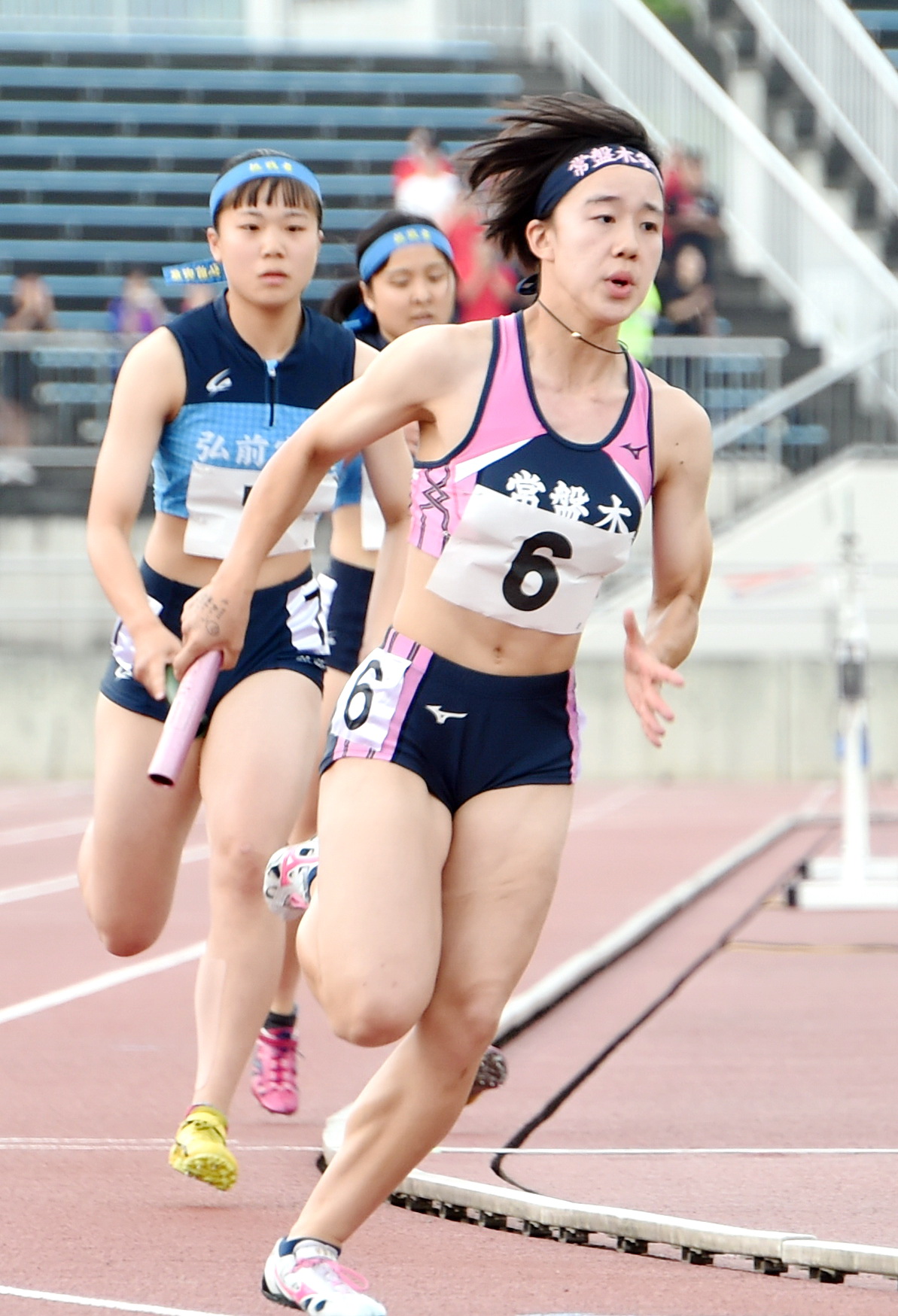 女子1600メートルリレーでバトンをもらい走り出す常盤木学園のアンカー千葉（撮影・山田愛斗）