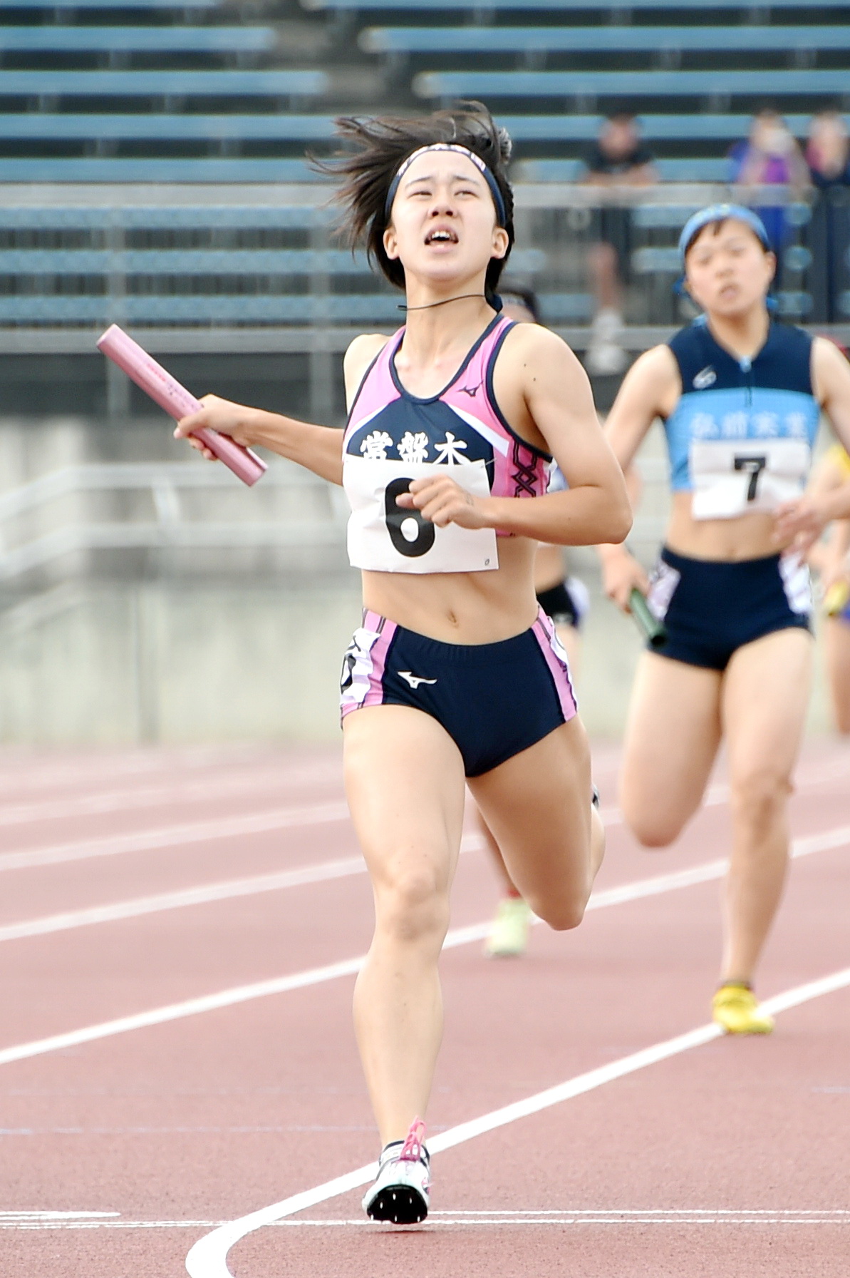 女子1600メートルリレーで接戦を制しトップでゴールした千葉