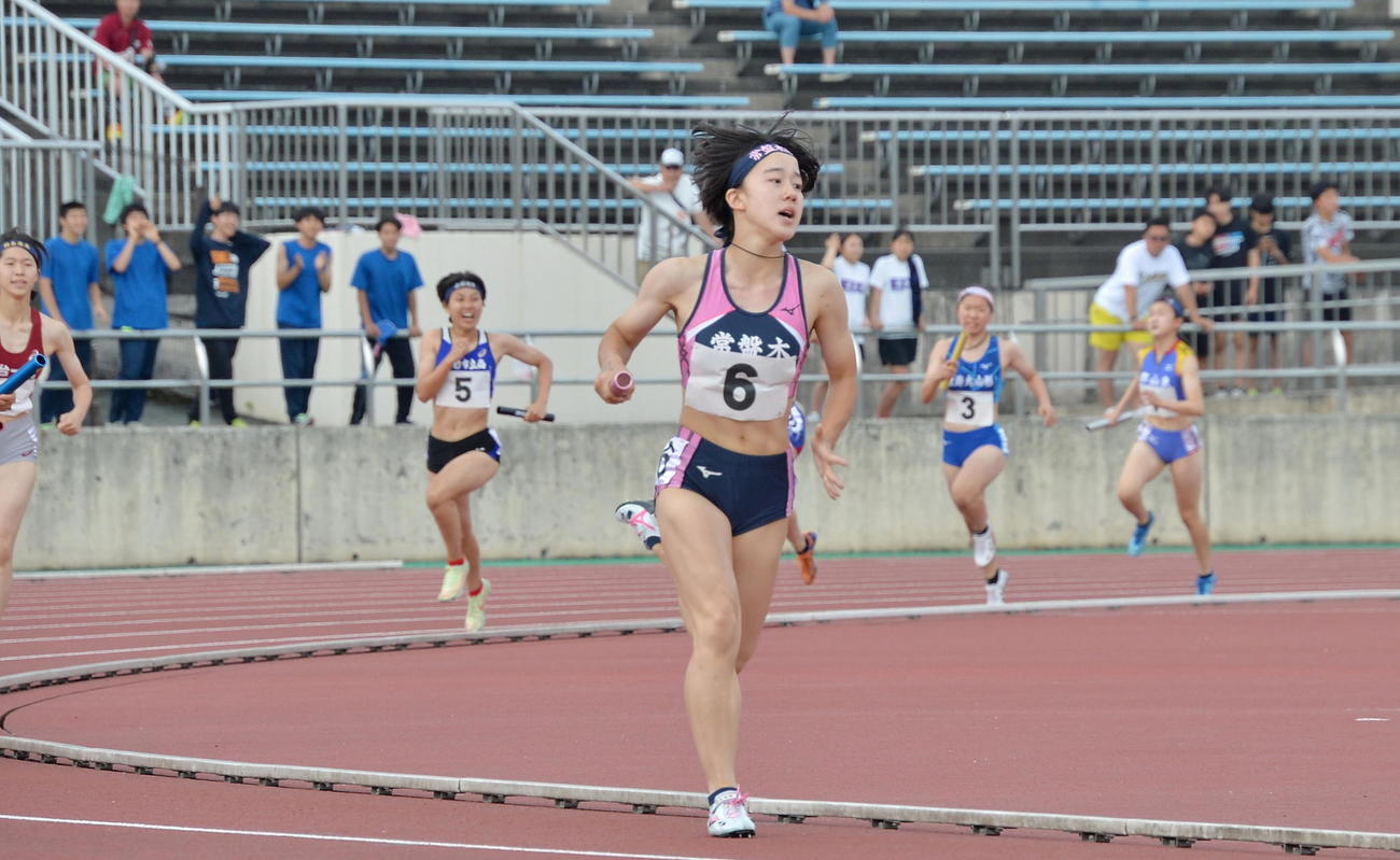 女子1600メートルリレー、最終コーナーをトップで駆け抜ける常盤木学園アンカー千葉