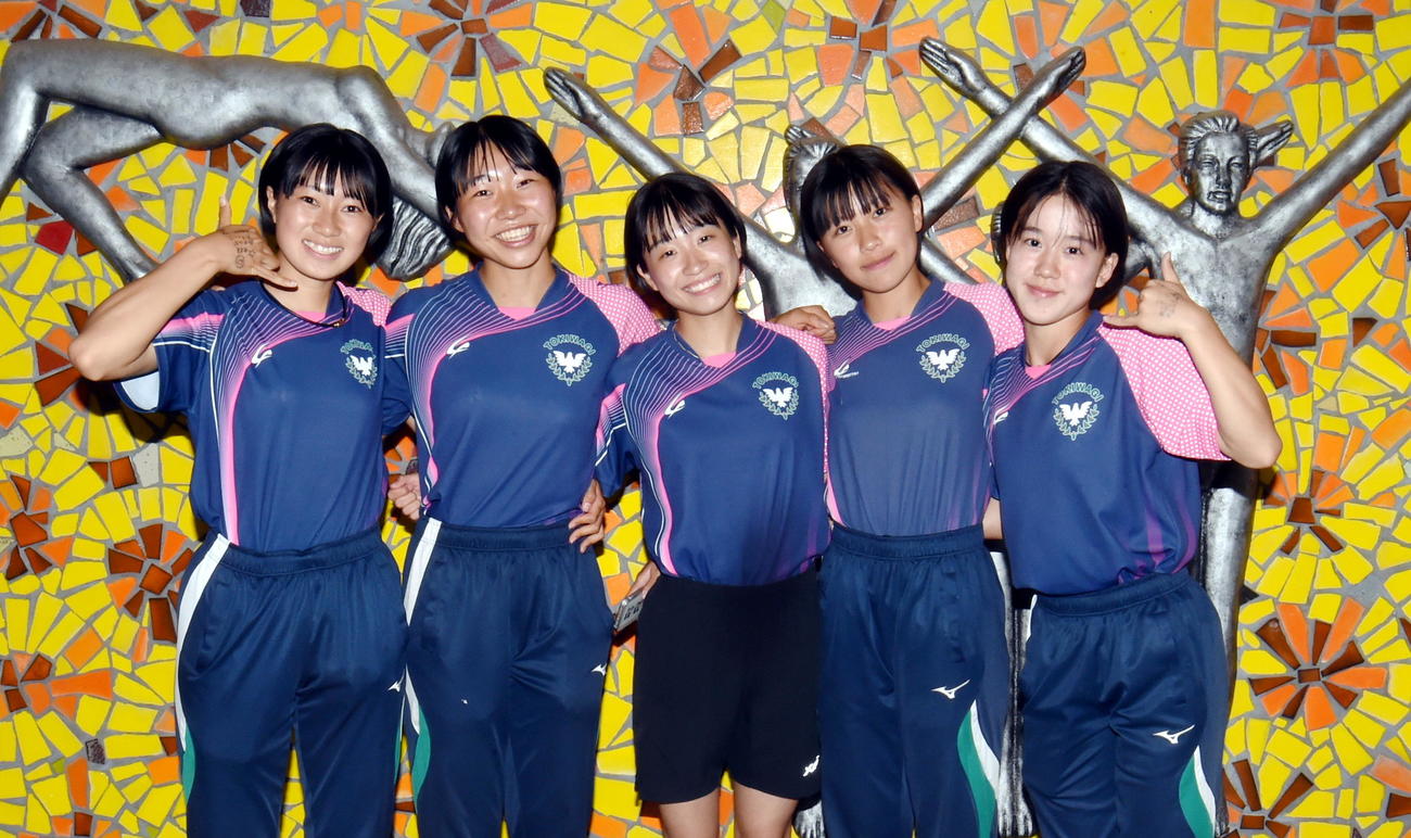 女子1600メートルリレーで優勝した左から常盤木学園の1走・細谷、2走・大槻、板橋、3走・浅野、4走・千葉