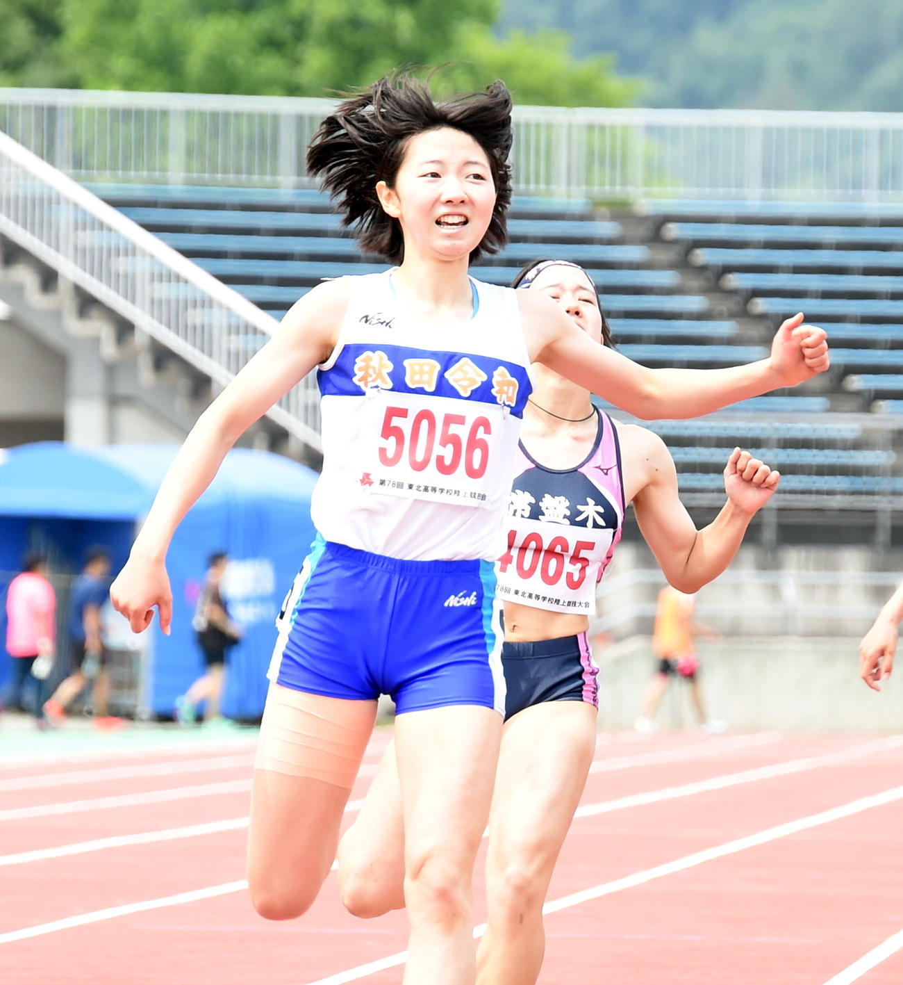 女子200メートルで優勝した秋田令和・三浦（手前）と2位の常盤木学園・千葉