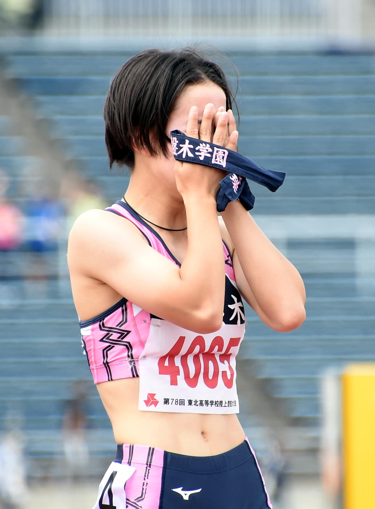 女子200メートルで2位となり両手で顔を覆って悔しがる常盤木学園・千葉（撮影・山田愛斗）