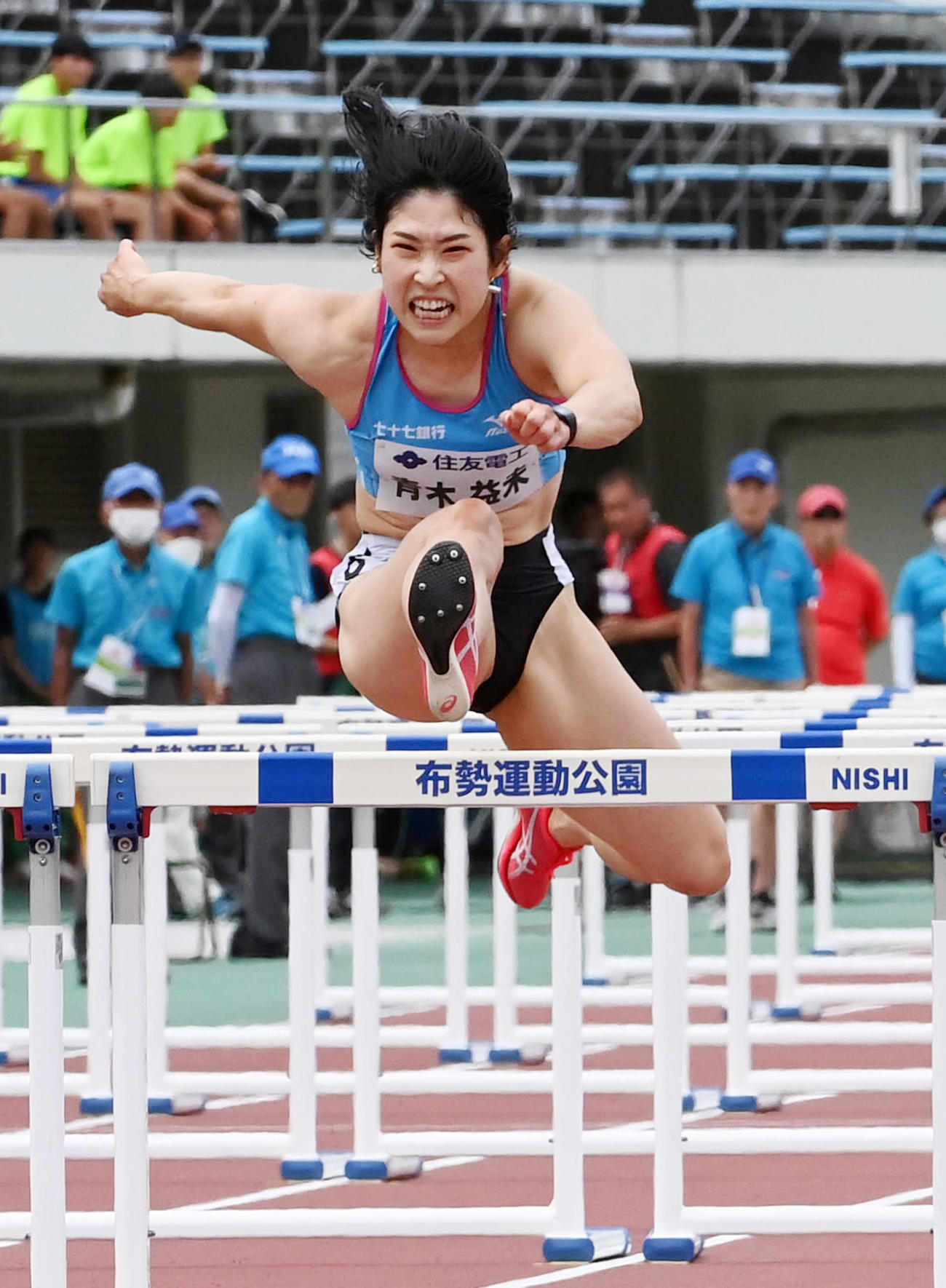 GP女子100メートル障害決勝、優勝した青木（撮影・前岡正明）
