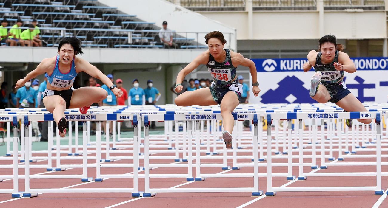 GP女子100メートル障害決勝、左から優勝した青木、2着寺田、3着福部（撮影・前岡正明）