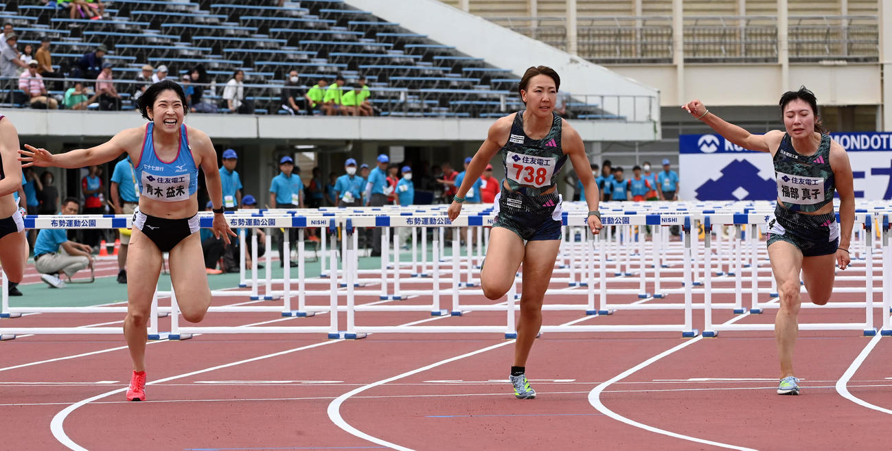 GP女子100メートル障害決勝、左から優勝した青木、2着寺田、3着福部（撮影・前岡正明）