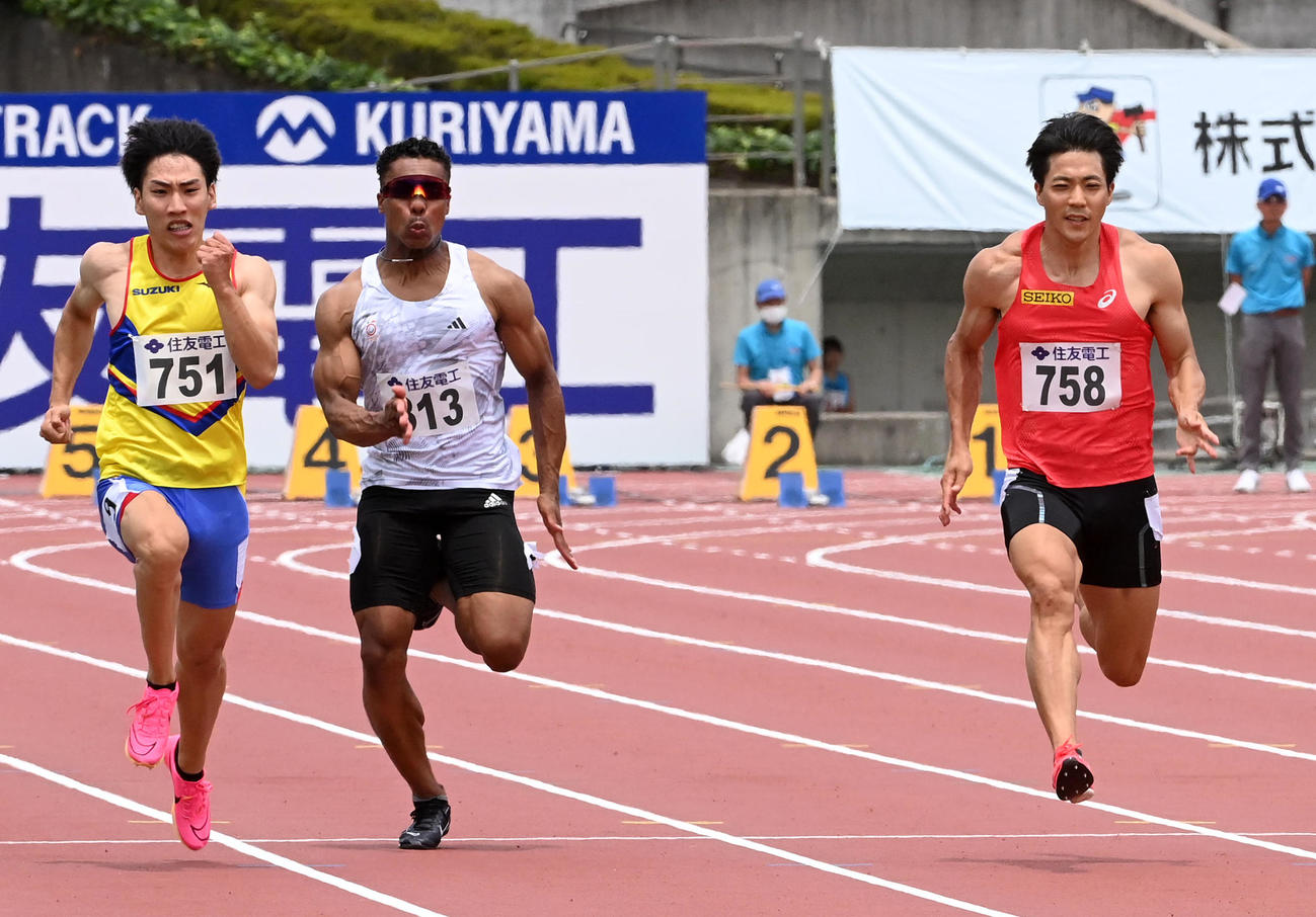 GP男子100メートル予選、3着の山縣（右）。左は1着の鈴木（撮影・前岡正明）
