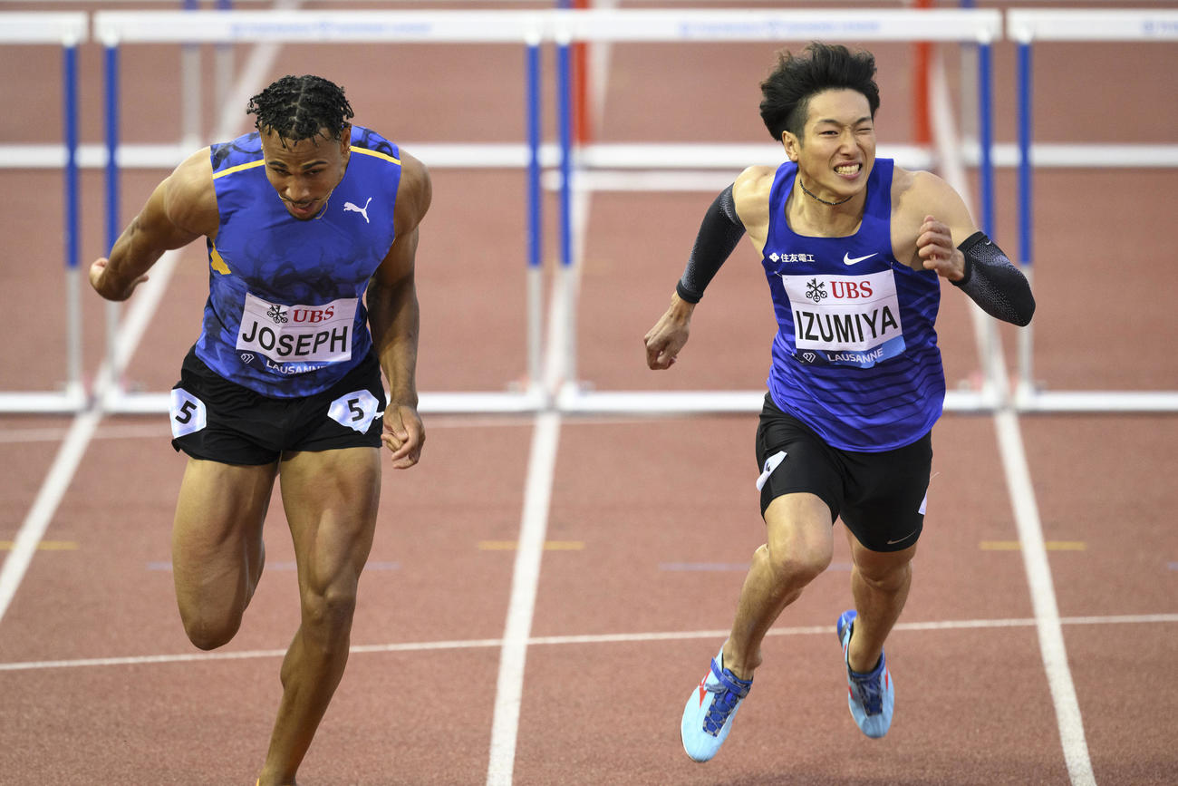 ダイヤモンドリーグ第6戦の男子110メートル障害で優勝した泉谷駿介（右）（AP）