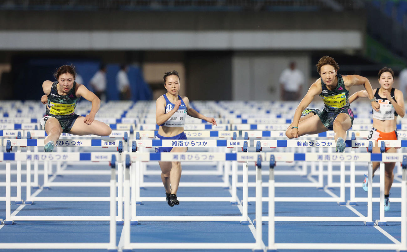 女子100メートルハードル決勝で1位となった福部（左端）と2位となった寺田（同3人目）（撮影・宮地輝）
