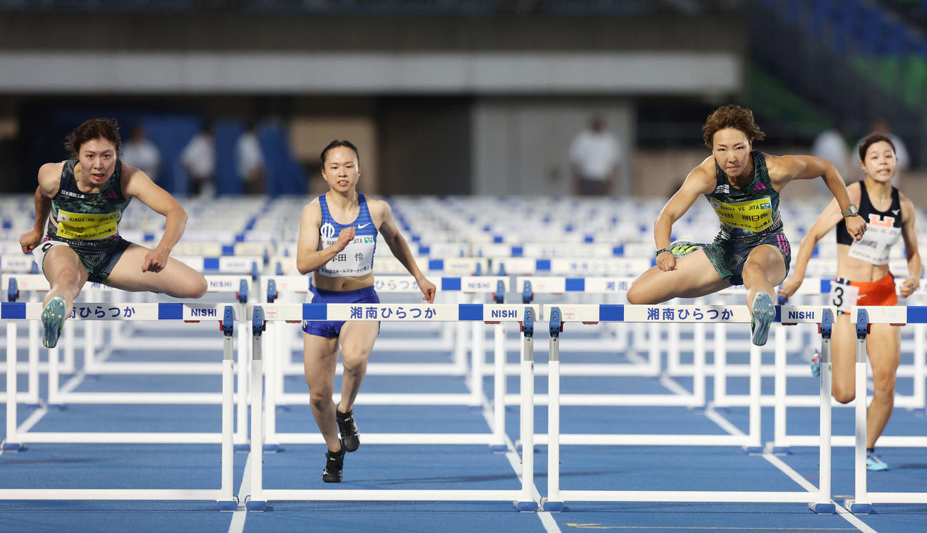 女子100メートルハードル決勝で1位となった福部（左端）と2位となった寺田（同3人目）（撮影・宮地輝）