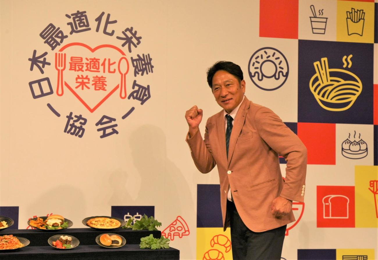 日本最適化栄養食協会の設立会見に登場した青学大・原晋監督（撮影・藤塚大輔）