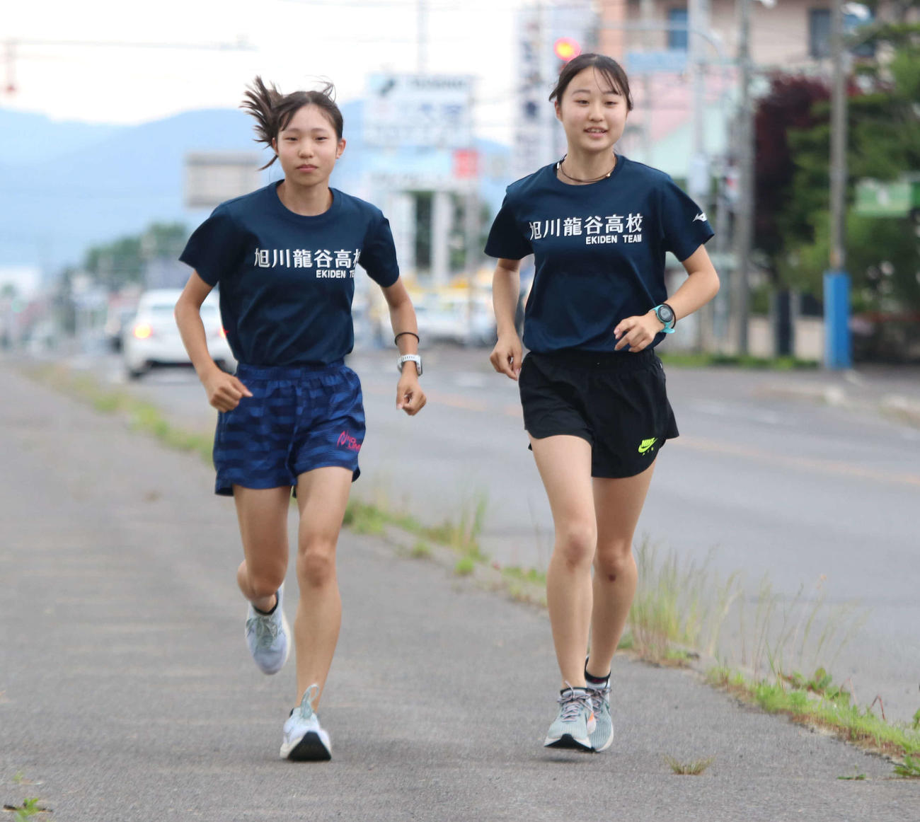 地元北海道で行われるインターハイへ気合が入る旭川龍谷の合田（左）と木田（撮影・山崎純一）
