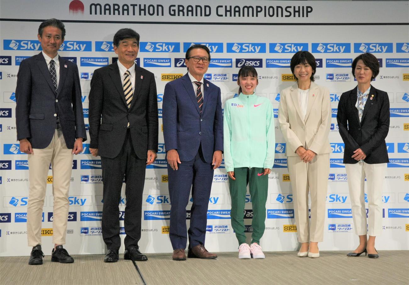 MGC出場選手発表会に登壇した、左から高岡寿哉氏、尾県貢氏、瀬古利彦氏、細田、高橋尚子氏、有森裕子氏（撮影・藤塚大輔）