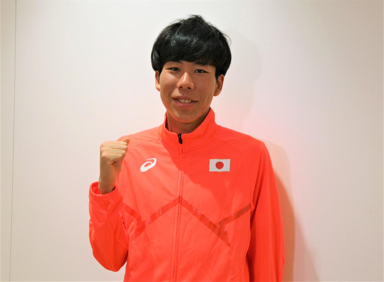 陸上のアジア選手権へ向け、羽田空港で出国前に取材に応じた田澤廉（撮影・藤塚大輔）