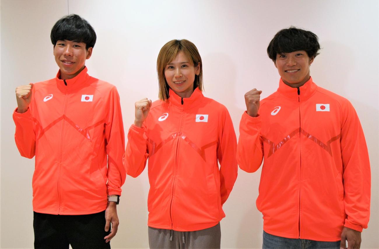 陸上のアジア選手権へ向け、羽田空港で出国前に取材に応じた、左から田澤、秦、坂井（撮影・藤塚大輔）