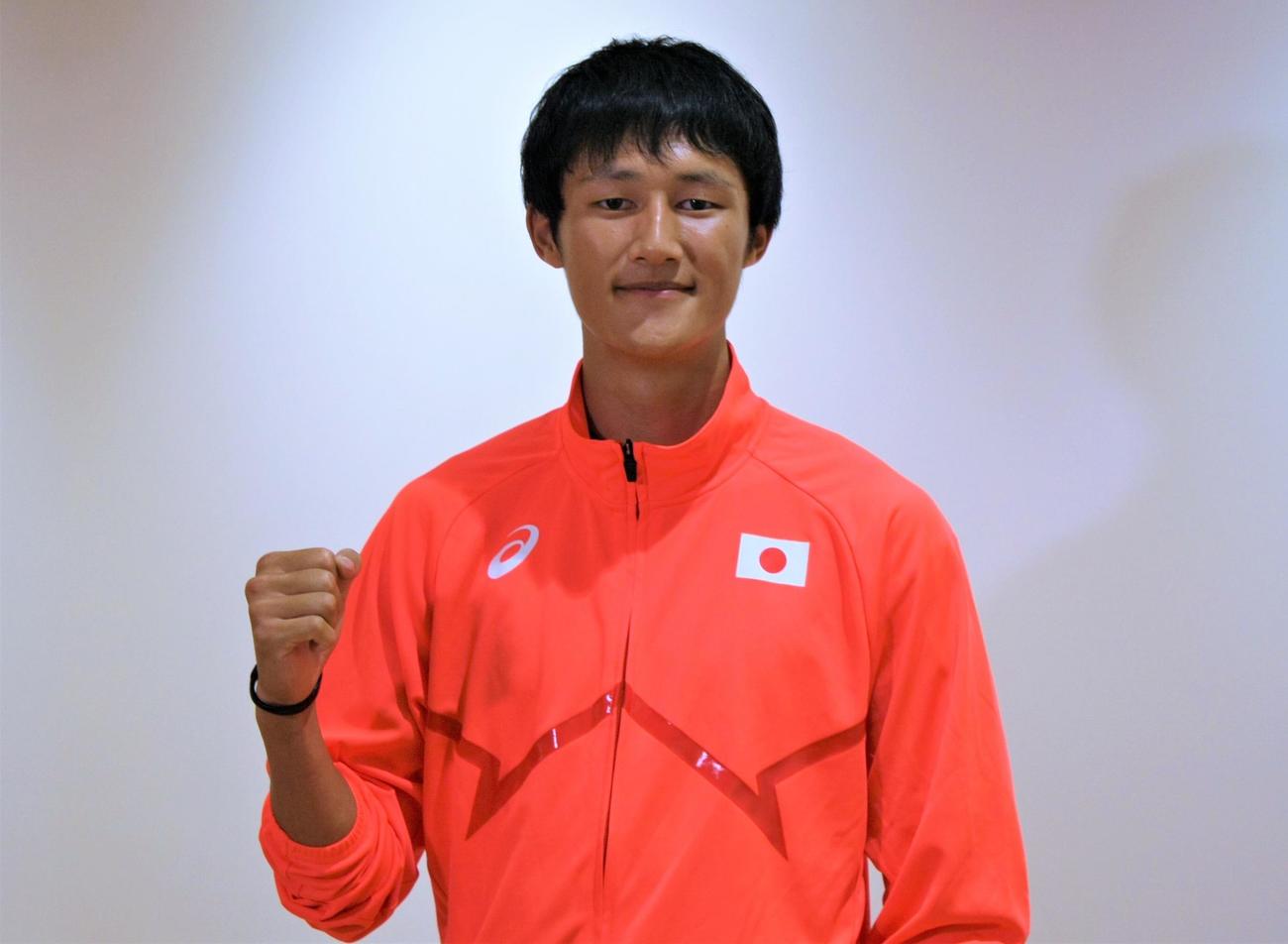 陸上のアジア選手権へ向け、羽田空港で出国前に取材に応じた鵜沢（撮影・藤塚大輔）