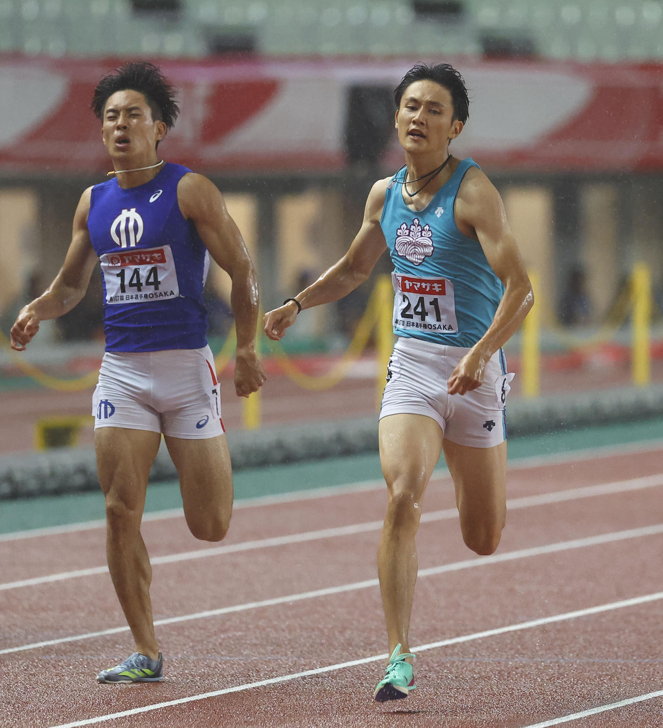 日本陸上競技選手権大会　男子200メートル決勝で優勝した鵜沢飛羽（右）（撮影・藤尾明華）