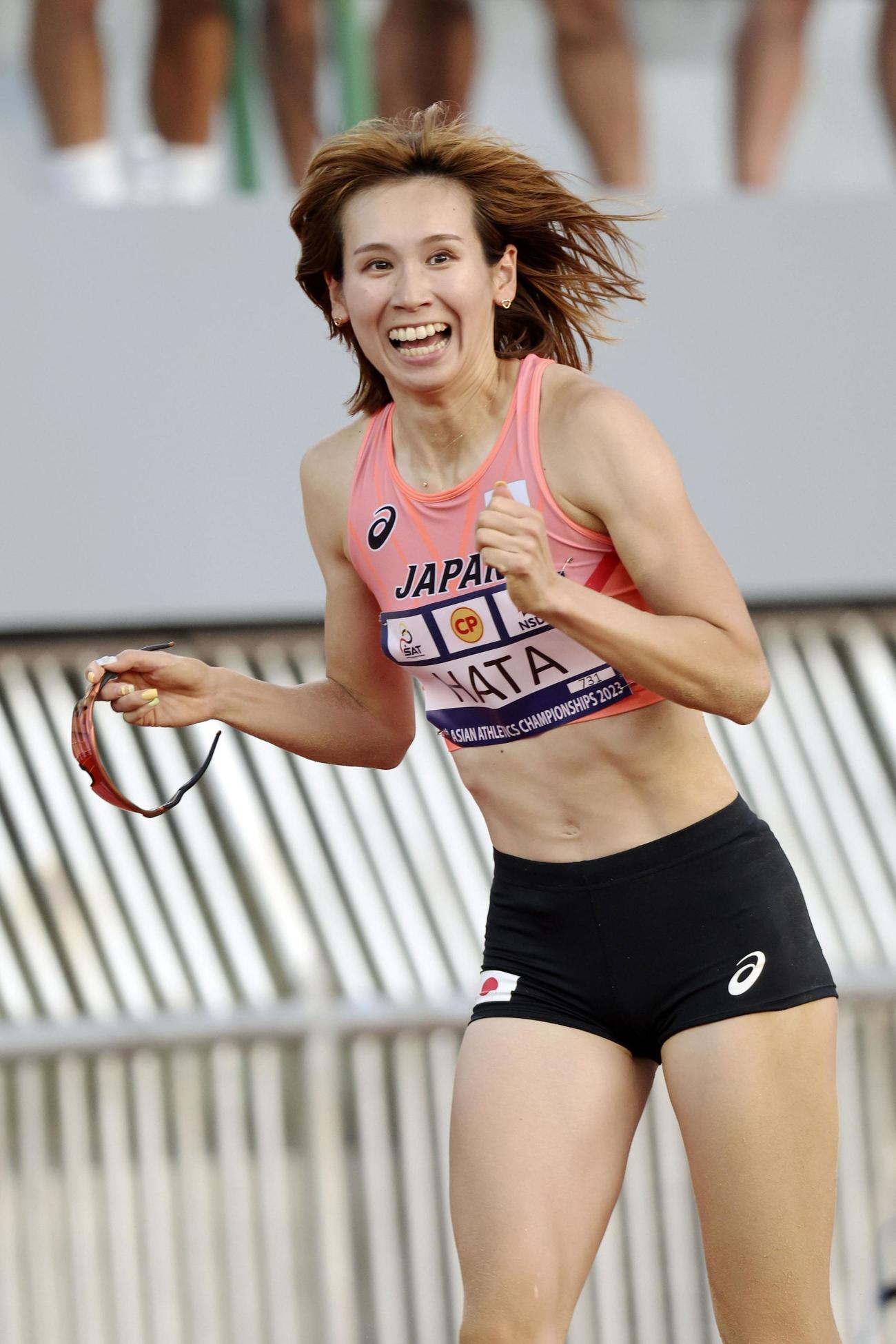 女子走り幅跳びで日本新をマークして優勝を決め喜ぶ秦（共同）