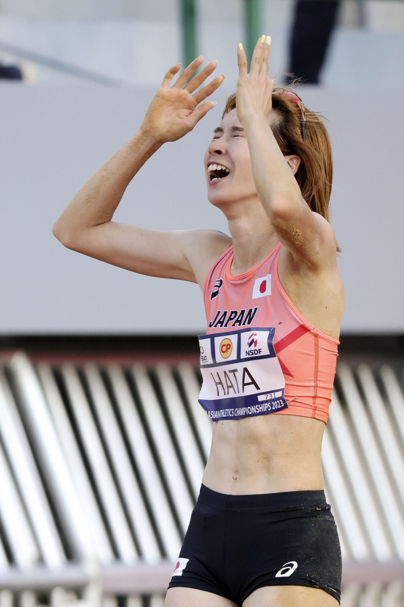 女子走り幅跳びで日本新をマークして優勝を決め、喜ぶ秦澄美鈴（共同）
