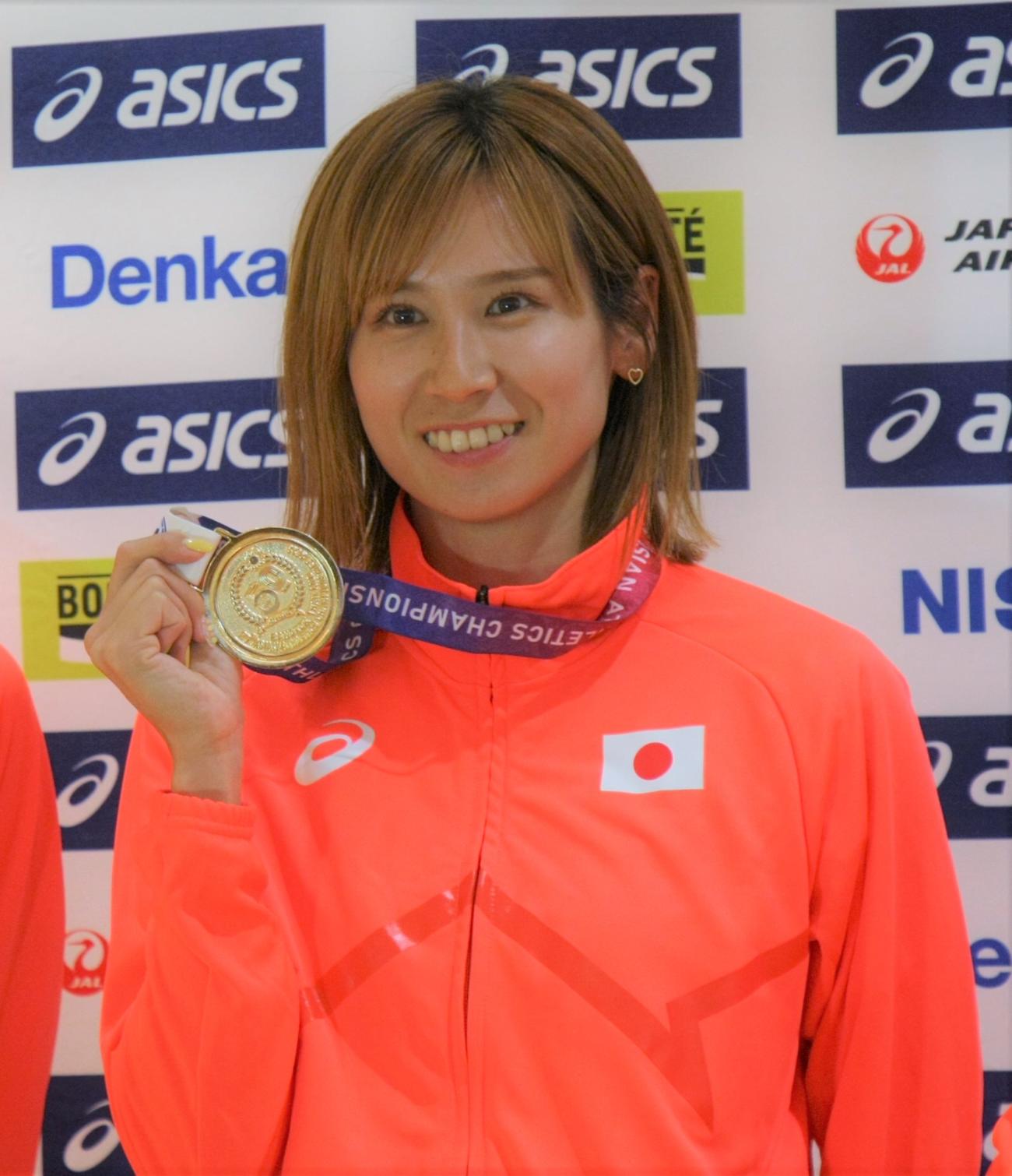 陸上のアジア選手権を終え、羽田空港に帰国した秦（撮影・藤塚大輔）