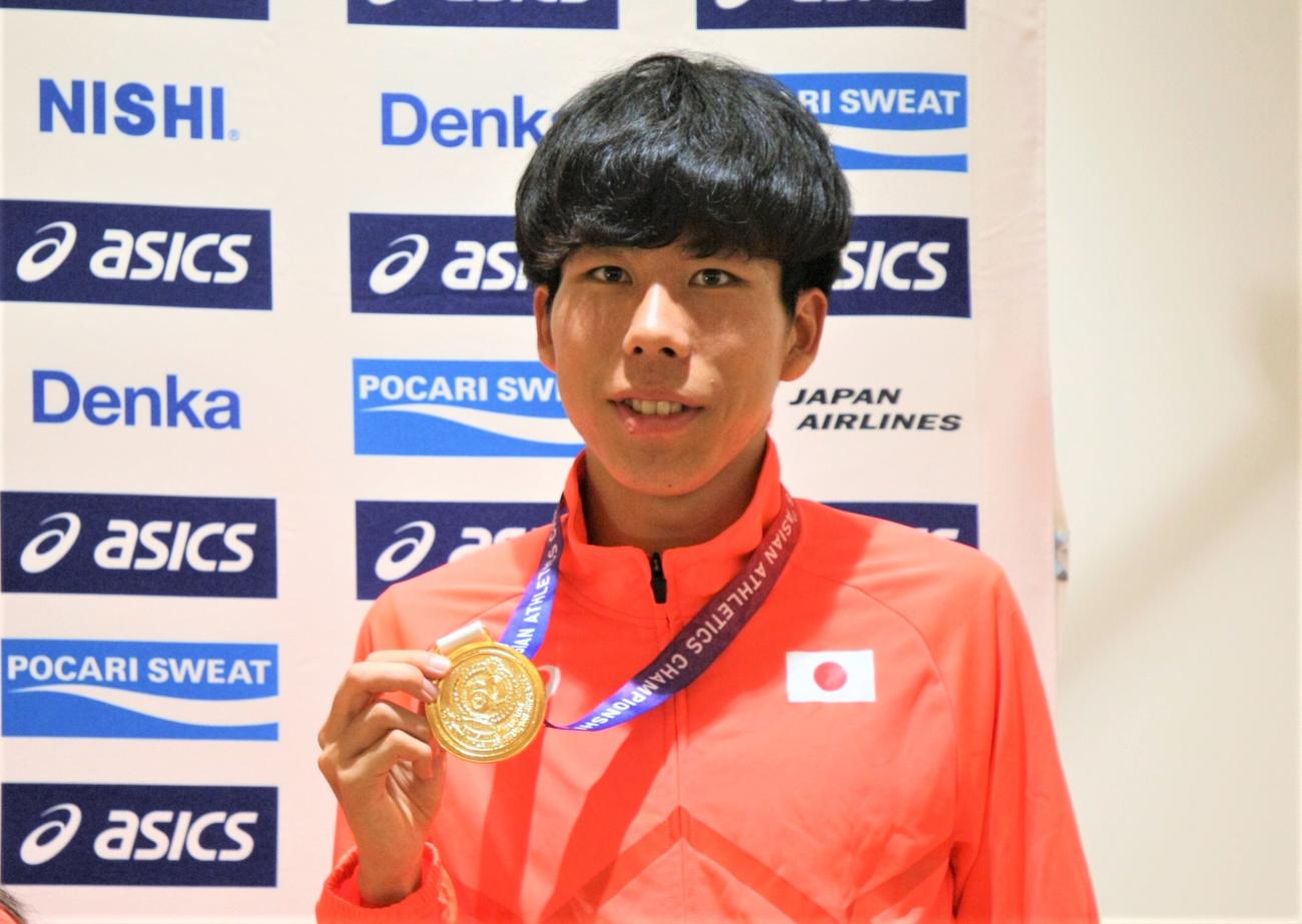 陸上のアジア選手権男子1万メートルで金メダルを獲得し、羽田空港に帰国した田澤（撮影・藤塚大輔）
