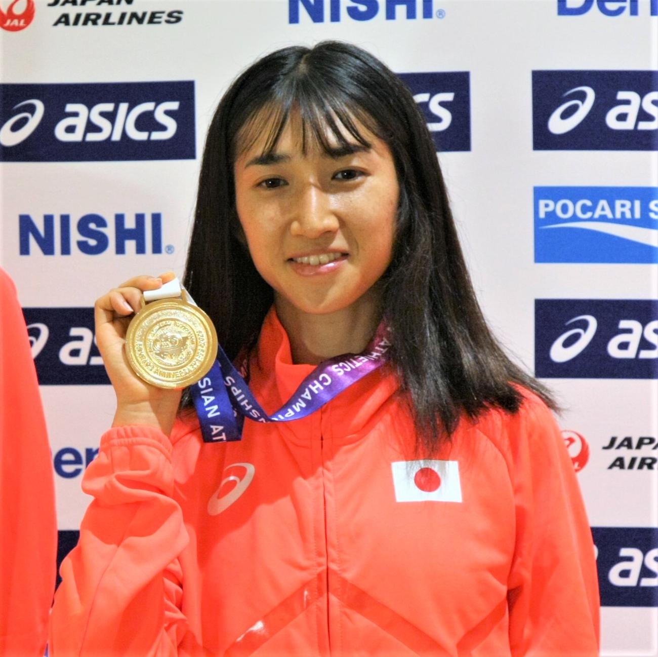 陸上のアジア選手権を終え、羽田空港に帰国した田中（撮影・藤塚大輔）