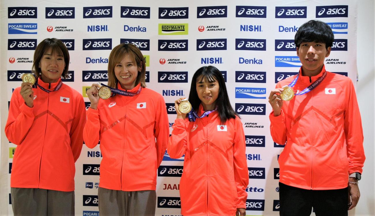 陸上のアジア選手権を終えて羽田空港に帰国した、左から森本、秦、田中、田澤（撮影・藤塚大輔）