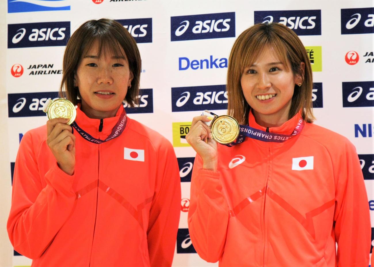 陸上のアジア選手権を終えて羽田空港に帰国した森本（左）と秦（撮影・藤塚大輔）