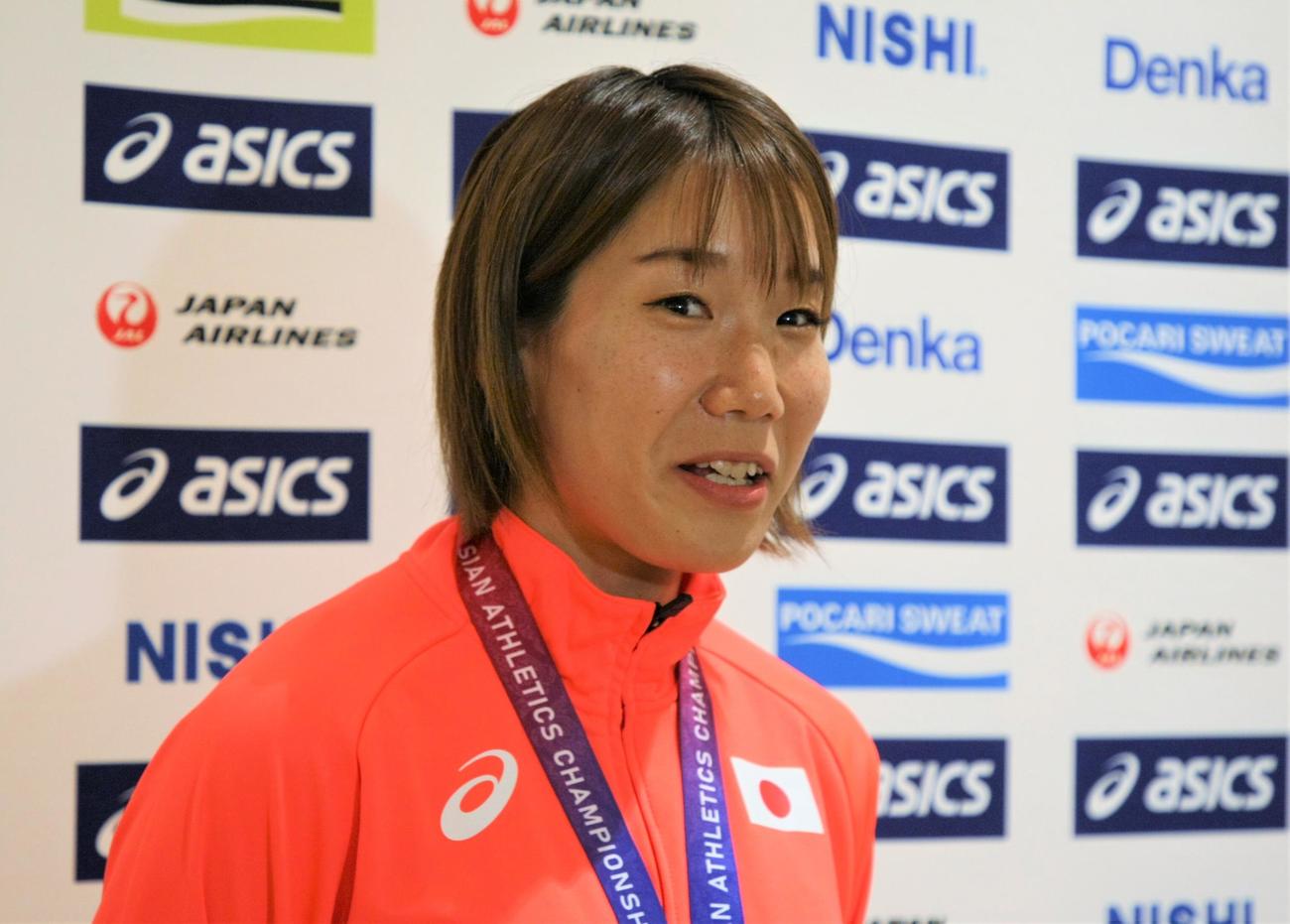 陸上のアジア選手権を終えて羽田空港に帰国した森本（撮影・藤塚大輔）
