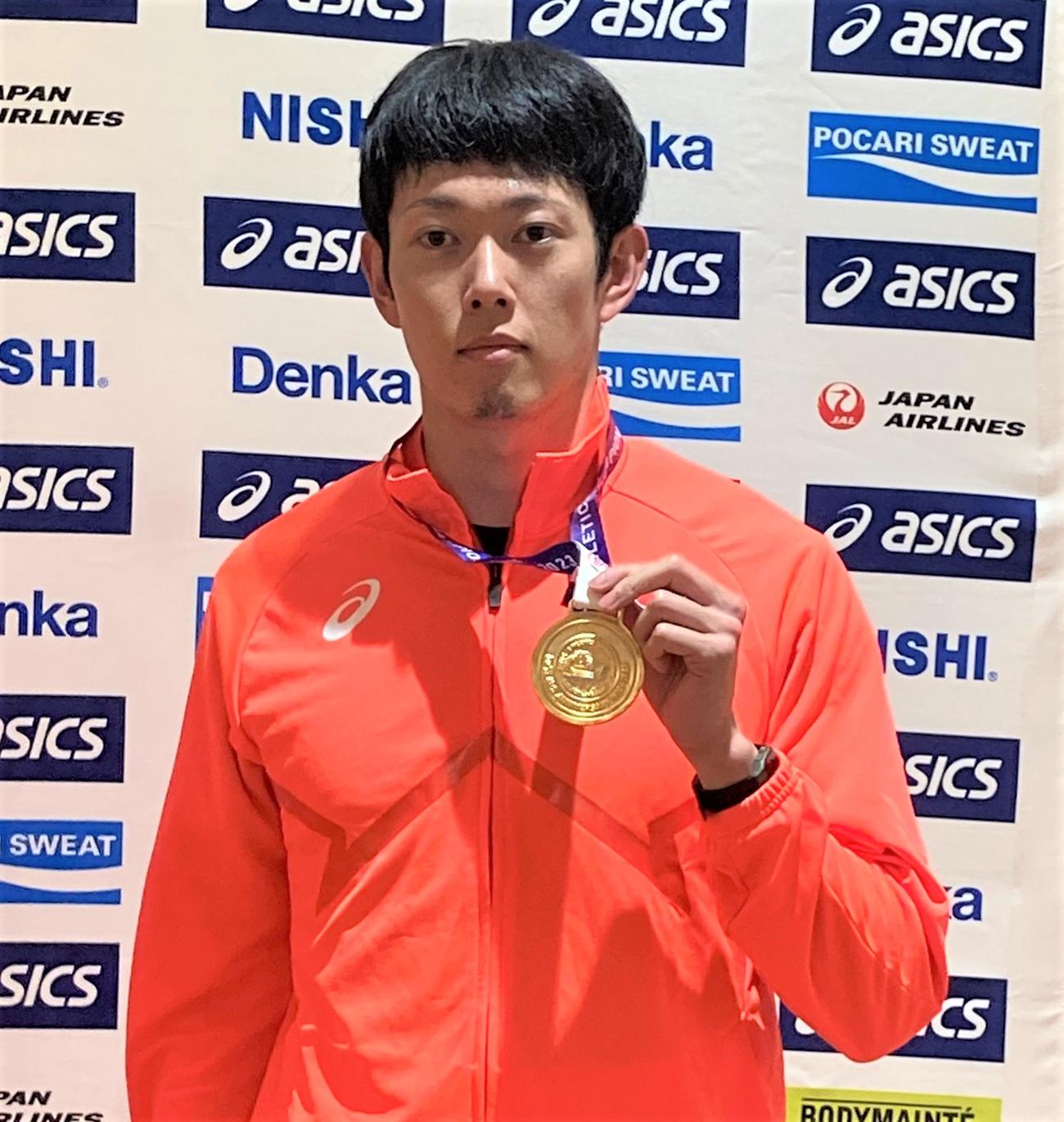 陸上のアジア選手権を終えて羽田空港に帰国した高山（撮影・藤塚大輔）