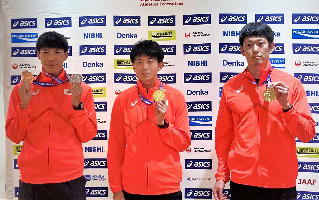 陸上のアジア選手権を終えて羽田空港に帰国した、左から佐藤風、佐藤拳、高山（撮影・藤塚大輔）