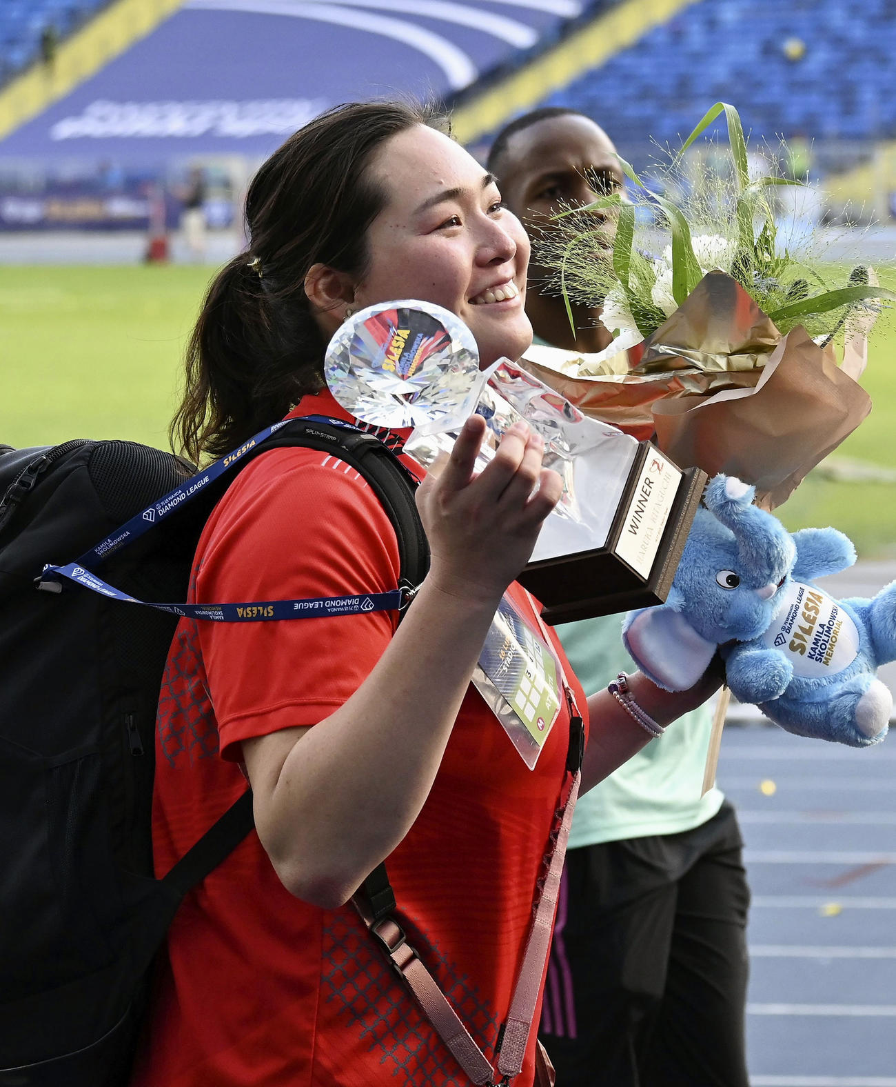 女子やり投げで67メートル04の日本新で通算4勝目を挙げ、歓声に応える北口榛花（共同）