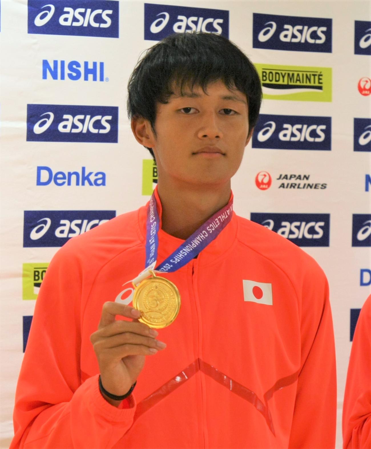 陸上のアジア選手権を終えて羽田空港に帰国した鵜澤（撮影・藤塚大輔）