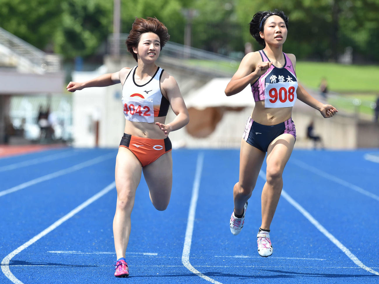 7月10日、宮城県選手権女子200メートルで力走した中大・佐藤（左）と常盤木学園・大槻
